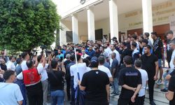 Adana Büyükşehir Belediyesi önünde taraftarların eyleminde gerginlik