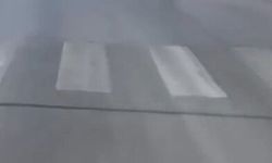 Alanya'da motosikletlinin tehlikeli hareketleri kamerada