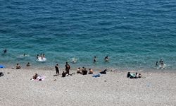 Antalya'da hissedilen sıcaklık 40 dereceyi gördü, sahiller doldu