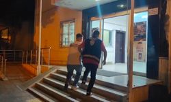 Aracın camını taş atarak kıran şüpheli yakalandı; o anlar kamerada