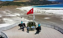 Atlı jandarmalar Salda Gölü'nde devriyede