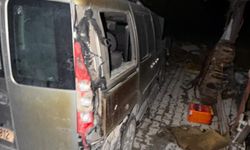 Bağ evi ile araç yandı