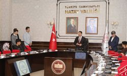 Başarılı öğrencilere plaket