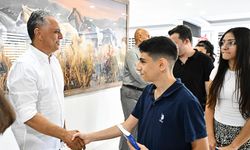 Başkan Uysal başarılı öğrencileri hediye çekiyle ödüllendirdi