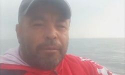 Denizde bulduğu boruyu botla kıyıya taşıdı
