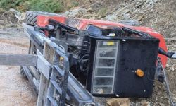 Devrilen forkliftin altında kalıp, yaralandı