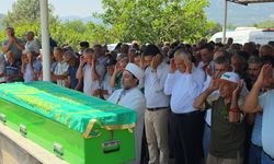 Devrilen traktörün altında kalarak ölen muhtar toprağa verildi