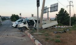 Direğe çarpan kamyonetin sürücüsü yaralandı
