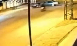 Dönüş yapan otomobile 2 motosikletin çarptığı kaza kamerada