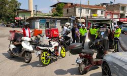 Ehliyetsiz sürücü, motosikletini araçların arasına park edip uygulamadan kaçmak isterken yakalandı