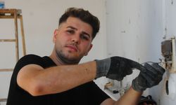 Gündüz elektrikçi, gece sokak müzisyeni