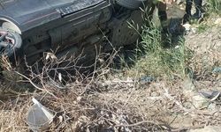 Hatay'da otomobil kanala devrildi; 2 yaralı