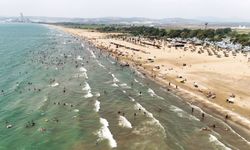 Hatay'da tatilciler araçlarıyla kumsala inip denizin tadını çıkarıyor