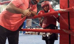 Hem çalışıp hem antrenman yapan muay thai sporcusu Ecrin, dünya şampiyonası biletini aldı