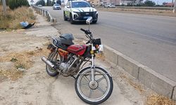Lastiği patlayan motosiklet devrildi: 2 yaralı