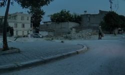 Motosikletin çarptığı kadın, ayağa kalkıp koşarak uzaklaştı