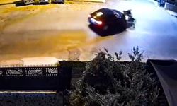 Otomobiliyle motosiklete çarptı, kaputtaki çocuğu indirip yaralıları ezerek kaçtı; o anlar kamerada