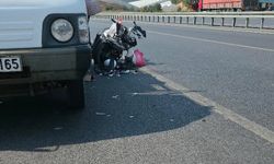 Park halindeki kamyonete çarpan motosiklet sürücüsü yaralandı