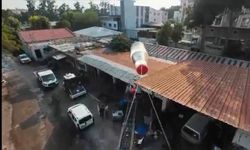 Patrondan çatıda güneş altında çalışan işçilere dronla soğuk içecek servisi