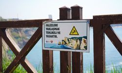 Şelalenin döküldüğü noktada, kayalıkta tehlikeli balık avı