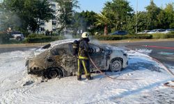 Seyir halindeyken yanan otomobil kullanılamaz hale geldi
