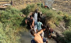 Sıcaktan bunalan çocuklar sondaj kuyusunda yüzerek serinledi
