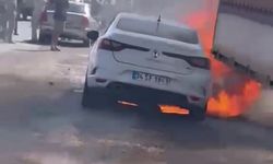 Yangın çıkan otomobil kullanılamaz hale geldi