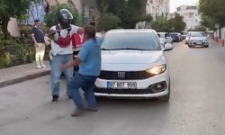 Yol verme tartışmasında motokurye, otomobil sürücüsünü kaputa yatırıp defalarca yumrukladı