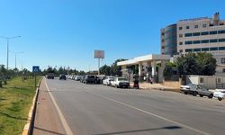 Yolun karşısına geçerken otomobilin çarptığı kadın öldü; kaza kamerada