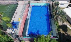 Akdeniz'de 450 çocuk hem serinledi hem yüzme öğrendi