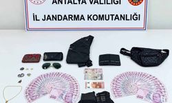 Araçtan hırsızlık şüphelileri yakalandı: 2 tutuklu
