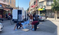 Ceyhan'da yola dökülen su şişelerini vatandaşlar topladı