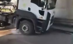 Kamyonun açılan damperi, köprüye takıldı