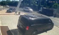 Kamyonun fırlayan tekerleği tabelaya çarptı