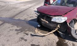 Kavşakta otomobiller çarpıştı: 4 yaralı