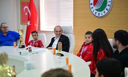 Kepez'in genç şampiyonları Başkan Kocagöz'ü ziyaret etti
