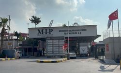 Limandaki konteynerin üzerine iş makinesi devrildi; yaşanan sızıntıdan 35 işçi etkilendi
