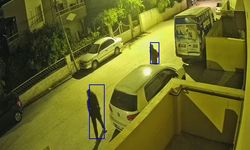 Maskeli hırsızların evin avlusudaki motorsikleti çaldığı anlar kamerada