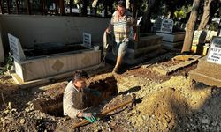 Mezarcılık yapan babasına yardım edip üniversite harçlığını çıkarıyor