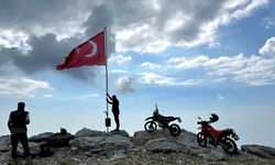 Osmaniye'de motosiklet tutkunları 2 bin 200 rakımda Türk bayrağını yeniledi