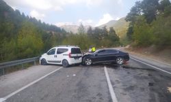 Otomobil ile hafif ticari araç çarpıştı: 3 yaralı
