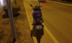 Refüje çarpan motosikletin sürücüsü yaralandı