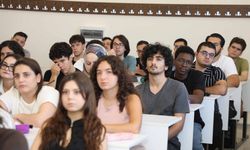 Rektör ilk ders gününde öğrencileri dinledi