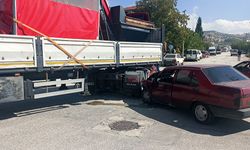TIR'ın yakıt deposuna çarpan otomobilde iki yaralı