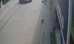 Toprakkale'de iki otomobil çarpıştı; 2 kişinin yaralandığı kaza anı kamerada