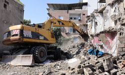 Toroslar'da metruk yapılar temizleniyor