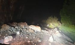 Adana'da kayaların düştüğü yol kapandı
