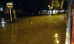 Adana'da sağanak; yollar göle döndü