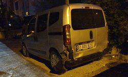 Alkollü sürücü park halindeki araçlara çarptı