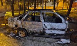 Antakya'da park halindeki otomobil yandı